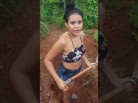 VEJA VÍDEO: Mulheres são obrigadas a cavar a própria cova antes de serem executadas por traficantes