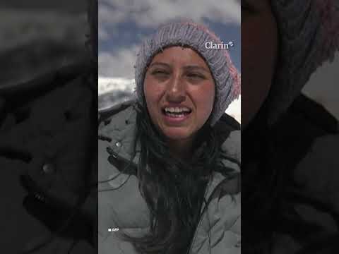 Familias en Bolivia aprovechan al máximo la inusual nevada en La Paz