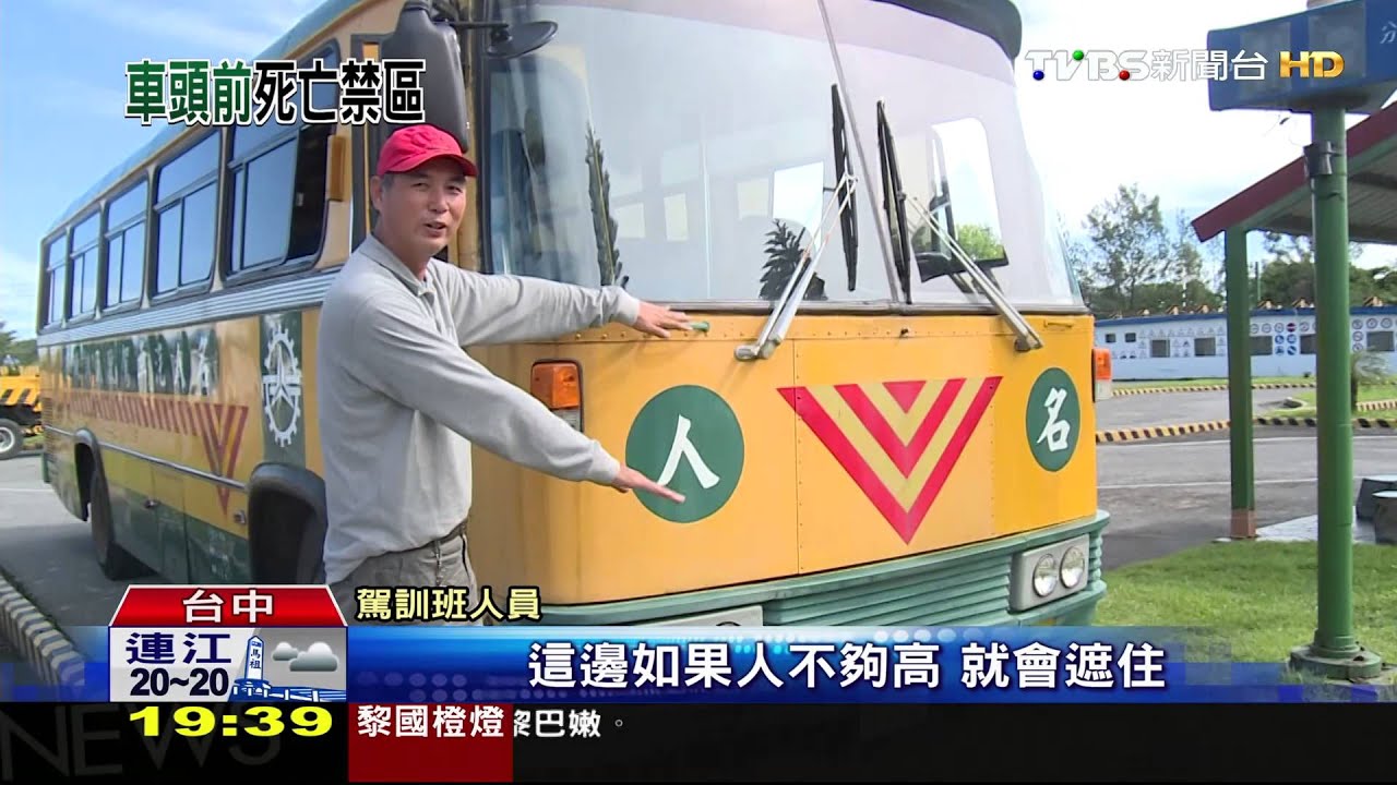 死角看不見！機車停聯結車前　騎士險被輾