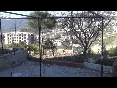 اشتباكات بين كتيبة الظاهر بيبرس وقوات النظام عبى مبنى فندق الصخرة في مدينة كسب في ريف اللاذقية