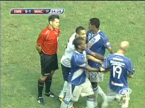 Carlos Vera expulsa a Luciano Figueroa Emelec 3-2 Macará (Tomado de Ecuavisa)