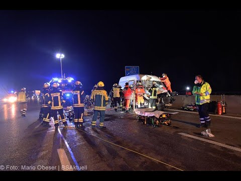 Autobahn 8: Schwerer Verkehrsunfall zwischen Transporter und Sattelzug bei Leipheim, Kreis Günzburg