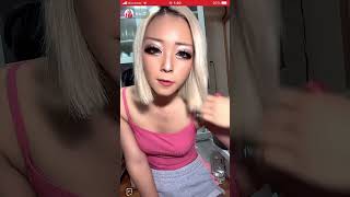 ライブ配信　金髪ギャル　胸チラ　谷間　nipslip