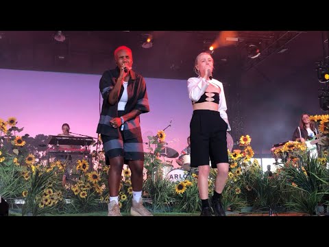 Arlo Parks + Phoebe Bridgers singing “Black Dog” at Coachella 2022