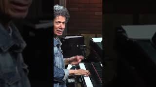 Chick Corea se divierte con la melodía de “Feliz cumpleaños“ durante una conferencia #easy #jazz