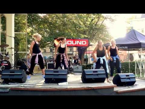 Jönköping university dancegroup- Allsång i rådhusparken