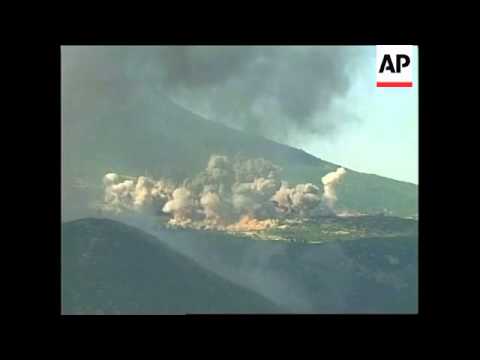 KOSOVO: US B-52 BOMBERS POUND SERB POSITIONS