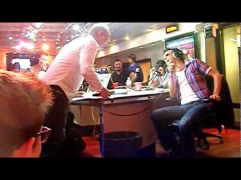 Jeff en costume de saucisse se fait bouffer par des chiens - C'Cauet sur NRJ