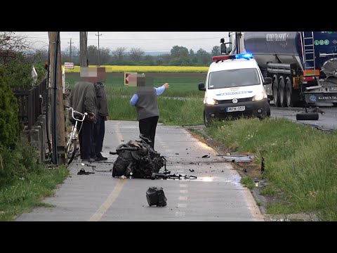 Kiszakadt az Opel motorja és kereke a balesetben - Scaniának és Renaultnak  ütközött a 87-es főúton