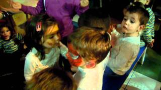Dando los regalos