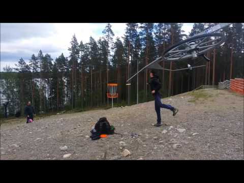 Frisbeegolf Kivijärvi. Antti Kotilainen puttaa vastatuuleen