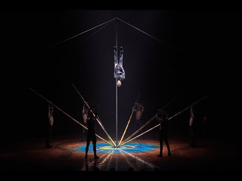 Απόσπασμα από την παράσταση Amaluna [Αμαλούνα, 2012] του «Τσίρκου του Ήλιου» [Cirque du Soleil], σε σύλληψη και σκηνοθεσία της Diane Paulus [Νταϊάν Πώλους], εμπνευσμένη από την Τρικυμία [The Tempest] του William Shakespeare [Ουίλλιαμ Σαίξπηρ], όπου ο Ron Oppenheimer [Ρον Όππενχάιμερ] ερμηνεύει τον Romeo [Ρωμαίο] σε ατομικό νούμερο κινεζικού ακροβατικού στύλου, συγγενές του χορού σε στύλο.