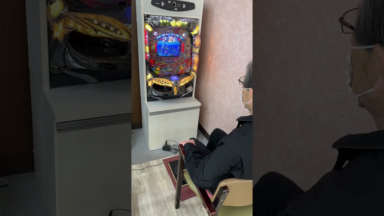 足踏みパッドを使って下半身運動を行う機能訓練用パチンコの実演