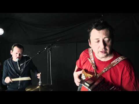 Attwenger - hintn umi (official music video)