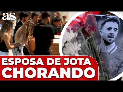 DIOGO JOTA'S WIFE CRIES INCONSOLABLELY next to the coffin after the FUNERAL
