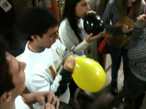 Bixos Física UFRGS 2011 cantando com hélio