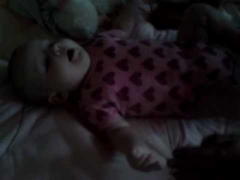 Baby lacht über Papa! *voll lustig*