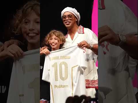 🔥 La présentation historique de Ronaldinho, 46 ans, en tant que nouveau joueur de Ravenne !