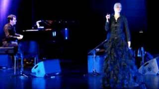 Mariza singing 'Fronteira' at the Culturgest in Lisboa