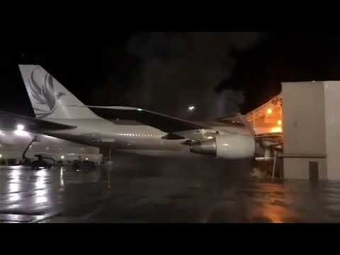 747 crashes into building