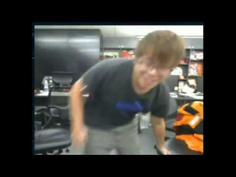 Taiwan StarCraft2 player GamaniaSen doing Push-ups in the midnight CJS StarCraft