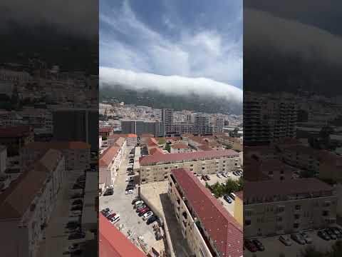 Гигантское облако упало на Гибралтар  небо