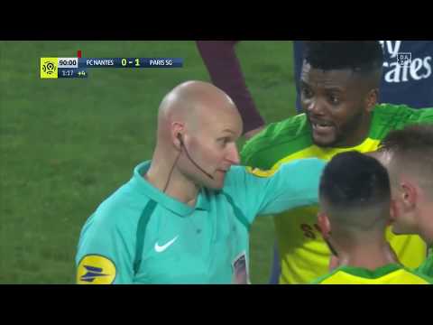 Skandal-Szene in der Ligue 1: Platzverweis für ein Foul am Schiedsrichter | DAZN