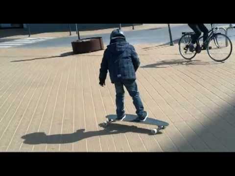 Aiko Moens longboarden