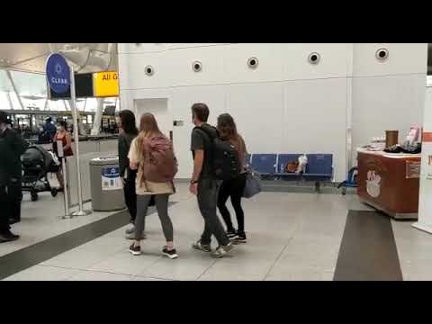 Satmar Rebbe R' Aharon Visits Chabad Air Tefillin Booth on his way to Erets Yisroel - Sivan 5781