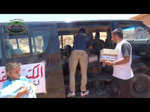 المكتب الإغاثي في تجمع القادسية يقوم بتوزيع الحليب للعائلات النازحة من ريف حماة الشمالي في قرية الشريعة