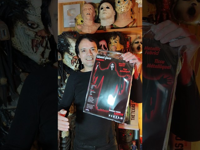 Vídeo relacionado con Fun World, Disfraz oficial de Ghost Face del 25 aniversario de la película, talla única estándar para adultos