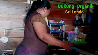 Download lagu Sri Londo, a roadside stall in the forest. Coffee, tea bags and organic Bottong tea. mp3