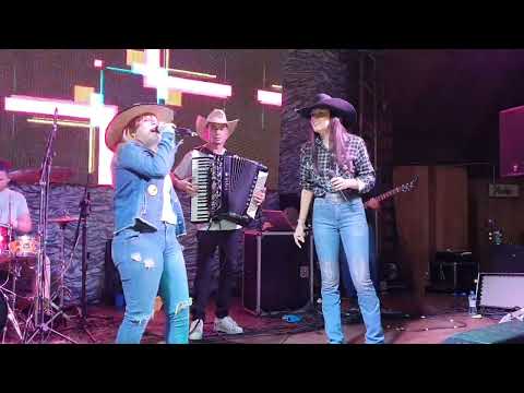 NO PALCO COM @anacastelaoficial