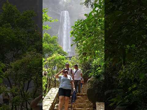 Visitantes en la espectacular catarata de Illapani, Echarati La Convención Cusco