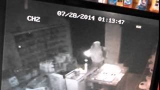 preview picture of video 'Câmera de segurança flagra ação de bandido em loja'