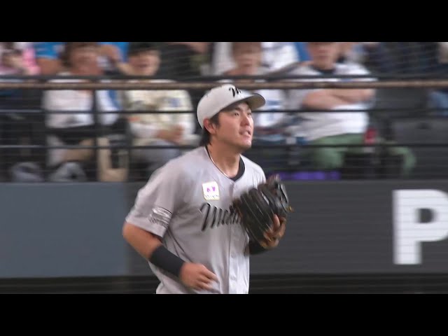 【1回裏】フェンス際の打球をキャッチ!! マリーンズ・安田尚憲 ファウルフライを好捕!! 2025年6月1日 北海道日本ハムファイターズ 対 千葉ロッテマリーンズ