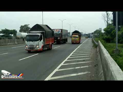 Kumpulan truk oleng di jalan Tol   (tol cikupa mas)