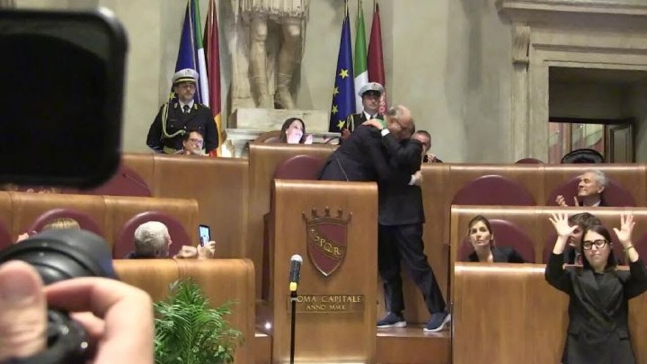 Carlo Verdone riceve la Lupa Capitolina dopo la giornata da Sindaco di Roma
