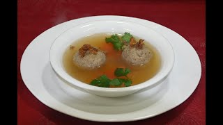 הכנת קניידאלך (כופתות) עם שומן שמאלץ וגריבענעך (שברי עור מטוגנים), מרק עוף צח