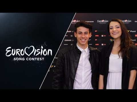 Michele Perniola and Anita Simoncini sing Chain of Lights unplugged