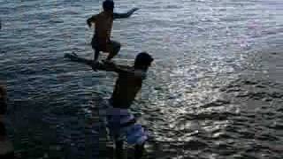 preview picture of video 'Francisco y Chicla saltando del muelle'