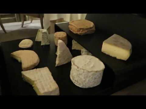 Apresentação de prato de queijos no restaurante Pavillon Ledoyen, com 4 estrelas Michelin, em Paris