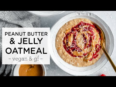 PEANUT BUTTER & JELLY OATMEAL ‣‣ quick breakfast idea