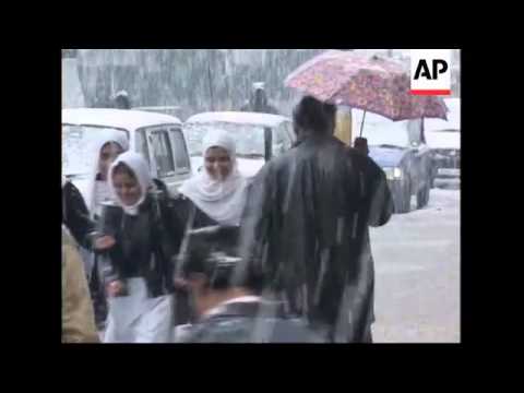 Heavy snow disrupts traffic in Indian controlled Kashmir