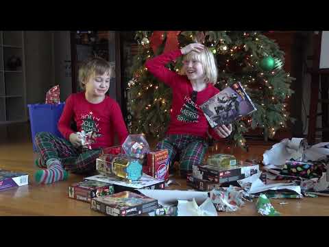 Darovi koji se odmotavaju u božićno jutro donose sreću s mnogo iznenađenja, veselja radosti i užitka