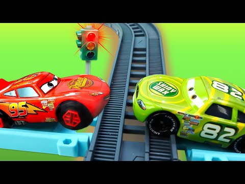 Vidéos avec jouets. Cars Quatre Roues. Flash McQueen enfreint le code de la route