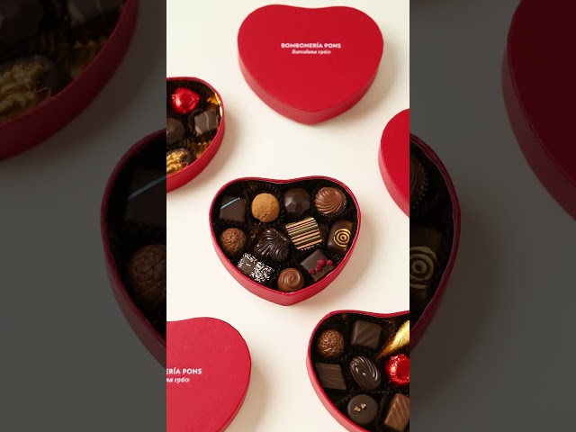 Vídeo relacionado con FAMILYCOM. Cesta regalo caja roja. Surtido con Chocolates originales de regalo. Bombones Ferrero Rocher. Peluche corazon, Rosa de Amor, Pluma Masaje, Cava ,Velas. San Valentin