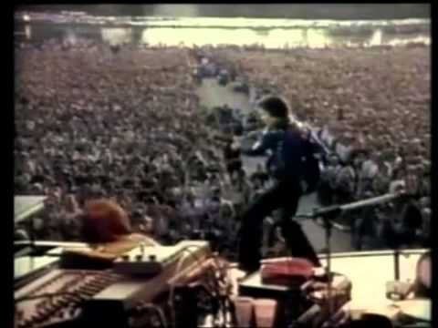 Neil Diamond enters the stage to 55000 screaming fans at Woburn Abbey in 1977