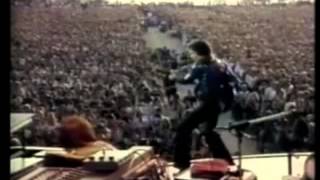 Neil Diamond enters the stage to 55000 screaming fans at Woburn Abbey in 1977