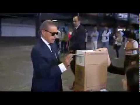 Escrache al Juez Oyarbide cuando fué a votar